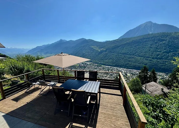 Avec Vue Panoramique Sur Les Montagnes *